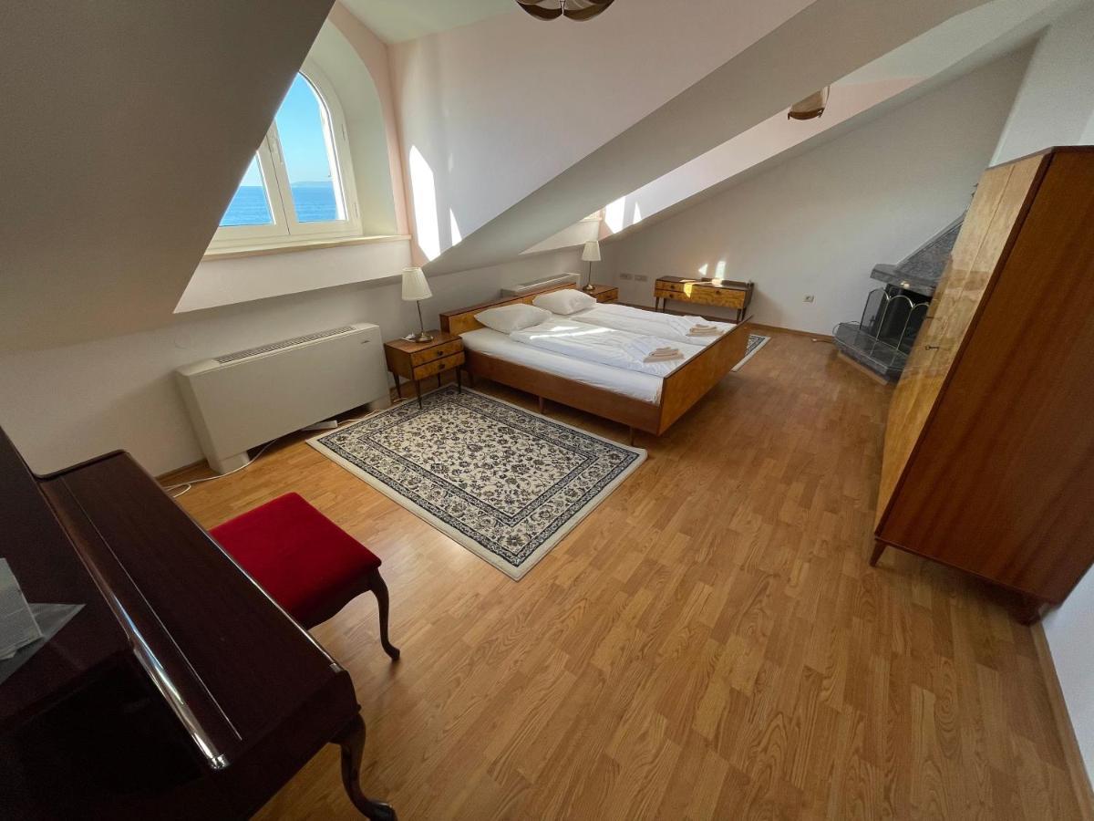Luxury Seaside Villa With A Classic Mediterranean Olive Garden, A Fully Equipped Professional Kitchen, Pool, Sauna, Padle Boards And Canoe - Miolin Beach House Trogir Kültér fotó