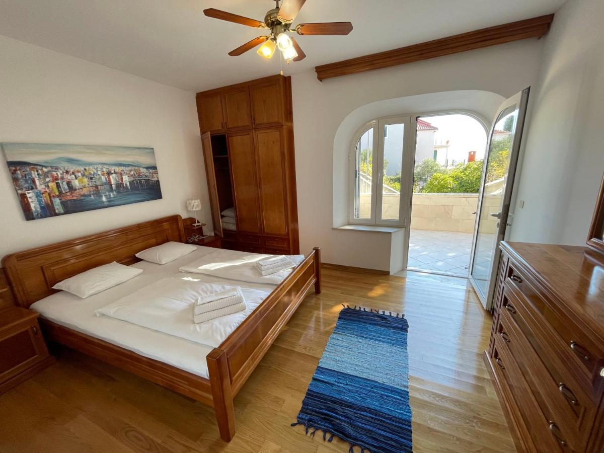 Luxury Seaside Villa With A Classic Mediterranean Olive Garden, A Fully Equipped Professional Kitchen, Pool, Sauna, Padle Boards And Canoe - Miolin Beach House Trogir Kültér fotó