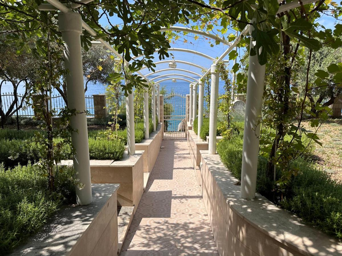 Luxury Seaside Villa With A Classic Mediterranean Olive Garden, A Fully Equipped Professional Kitchen, Pool, Sauna, Padle Boards And Canoe - Miolin Beach House Trogir Kültér fotó