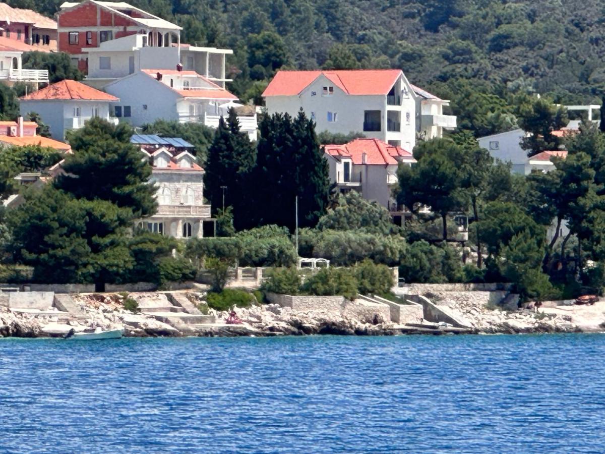 Luxury Seaside Villa With A Classic Mediterranean Olive Garden, A Fully Equipped Professional Kitchen, Pool, Sauna, Padle Boards And Canoe - Miolin Beach House Trogir Kültér fotó