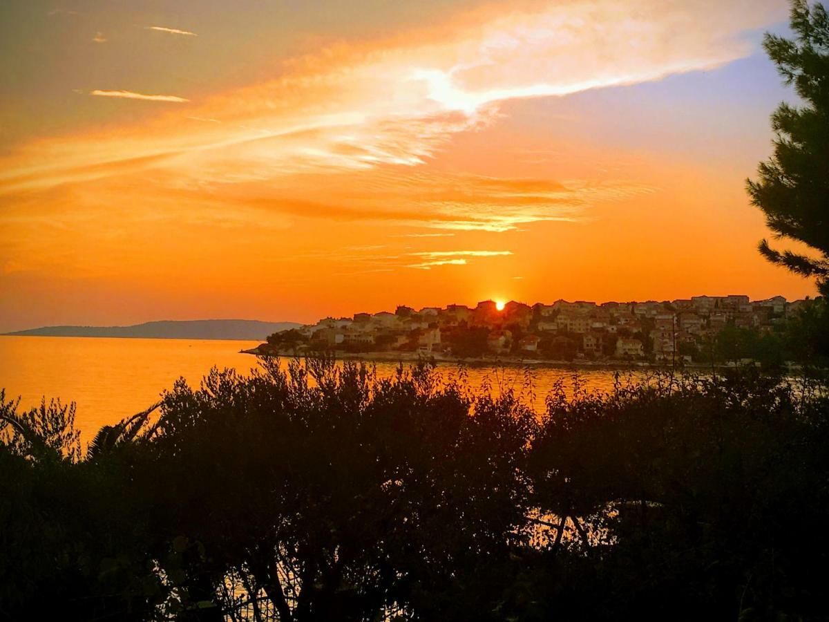 Luxury Seaside Villa With A Classic Mediterranean Olive Garden, A Fully Equipped Professional Kitchen, Pool, Sauna, Padle Boards And Canoe - Miolin Beach House Trogir Kültér fotó